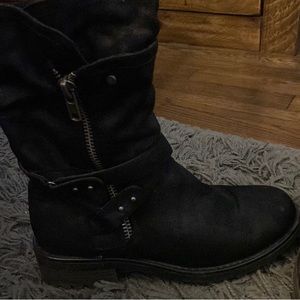 Carlos Santana black boots